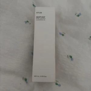 Anua Heartleaf Pore Control Cleansing Oil - Anua Heartleaf Pore Control Cleansing Oil är en rengöringsolja på 200 ml som hjälper till att kontrollera porer. Kommer i en vit förpackning med minimalistisk design. Perfekt för att ta bort smink och orenheter. Helt oöppnad!!