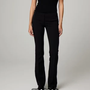 Svarta bootcut kostymbyxor - Snygga svarta kostymbyxor med bootcut-passform och klassisk design. Byxorna har normal passning och är perfekta för en stilren look. De har diskreta fickor och stängs med dragkedja och knapp framtill. Bikbok vera tall prislapp kvar 