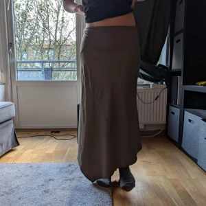 Asymmetrisk kjol - Från Sellpy (storlek 36)