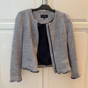 Kofta - Jättefin kofta/jacka med dragkedja från Kappahl💕