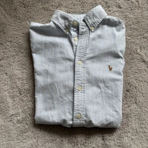 Ralp lauren skjorta - Ralph lauren skjorta i väldigt fint skick knappt använd storlek 16 år vilket motsvarar cirka xs/xss