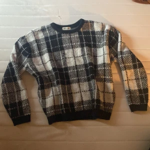 Rutig tröja från HM - Stickat svart/vit rutig tjock Troja från HM, väldigt mjuk och varm använd få ggr