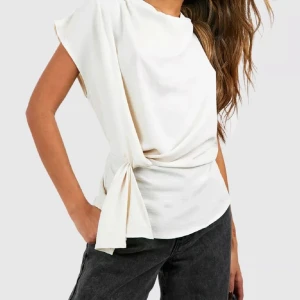 Jättefin omlottop💓 - Säljer en stilren vit omlottopp med knyt i midjan. Helt ny. Säljer eftersom jag inte använder den. Nypris: 400kr💓 Kan gå ner i pris vid snabb affär💕