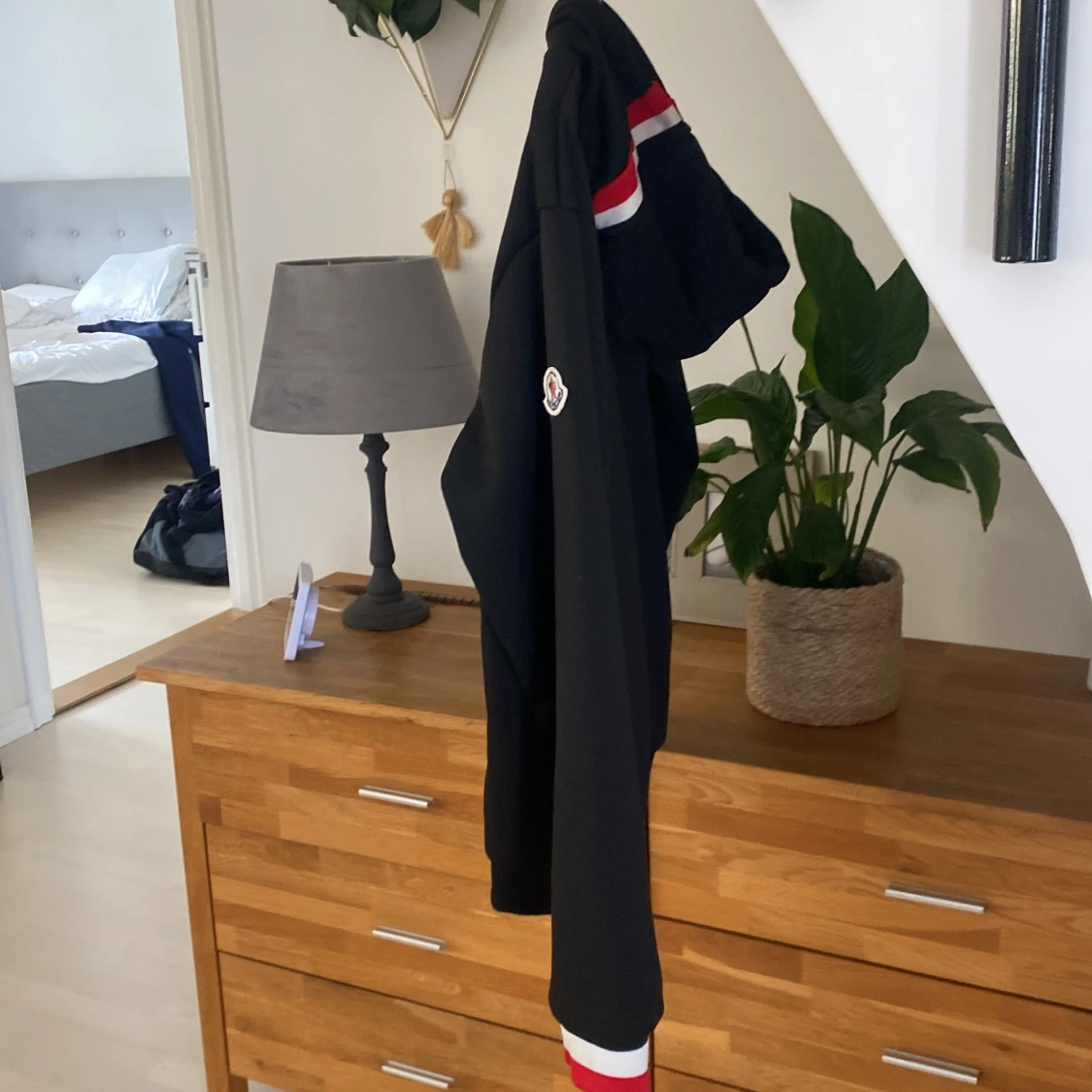 Svart hoodie med dragkedja från Moncler - 2
