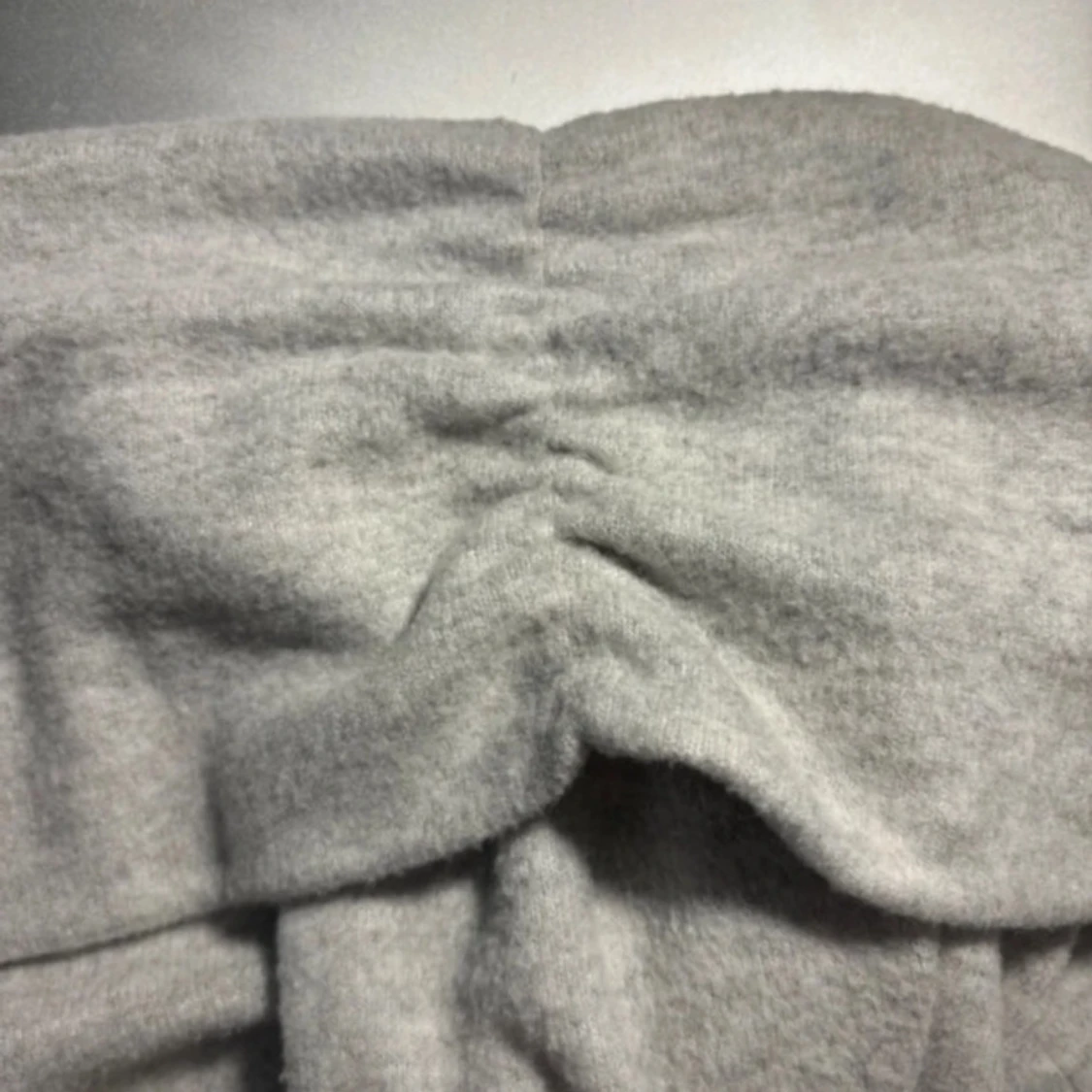 Ljusgrå offshoulder topp från Amisu - 1