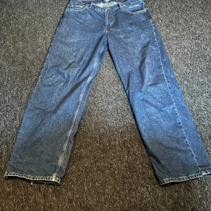Baggy skater jeans blåa - SWEET SKTBS - Säljer mina jeans. Tröttnat på stilen. Ganska väl använda men ända slitaget är vid hälen. Original pris 699