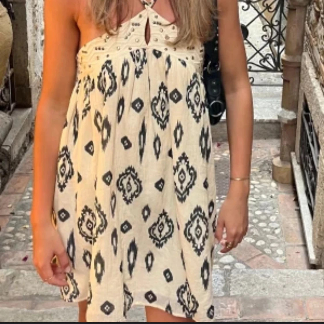 Vit och svart mönstrad halterneckklänning - 1