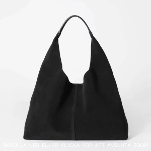 Intressekoll & Other Stories väska  - Intressekoll på min snygga svarta mocka väska från & Other Stories!! Endast använd 2 gånger och är helt som ny! Köpt för 1250kr 💓💓skriv vid frågor