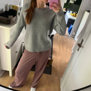 Grå stickad tröja från Vero Moda - Mysig grå stickad tröja från Vero Moda med rund halsringning och ribbade muddar. Perfekt för lager-på-lager och enkel att matcha med olika outfits. Klassisk och stilren design. Den har använt och är därför lite noppig men annars är den i bra skick!