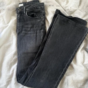 Svarta lågmidjade jeans från Zara Woman - Säljer ett par svarta jeans från Zara Woman Premium Denim Collection. Jeansen har klassisk femficksdesign, knapp och dragkedja framtill samt raka ben. Perfekta till vardags och enkla att matcha med olika toppar. Använt många gånger men fortfarande bra skick ❤️