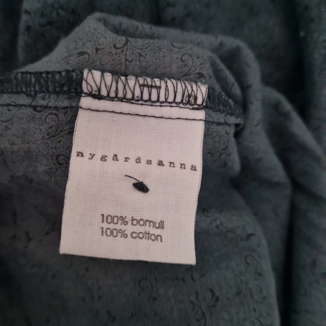 Mörkgrön blus med blommigt mönster från Nygårdsanna - 3