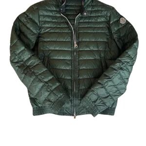 Grön moncler jacka  - Säljer nu min jacka från moncler. Jackan är i väldigt bra skick och använd ett fåtal gånger. Säljer då den tyvärr blivit för liten för mig. Storlek 1 som motsvarar small. Mitt pris 3300. Köpt av trendsellers. Perfekt till våren och sommaren. Tveka inte på att höra av dig vid minsta fråga eller fundering. 