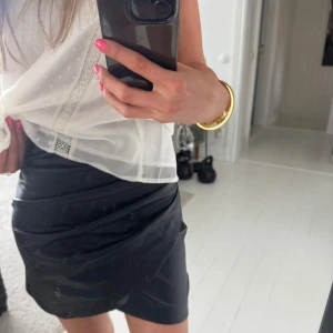 Skinnkjol - Högmidjad omlot- skinnkjol💓 fodrad innuti och knappt använd! Mått finns bland bilderna