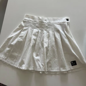 Vit tenniskjol - Vit plisserad tenniskjol från Bershka i storlek M💕