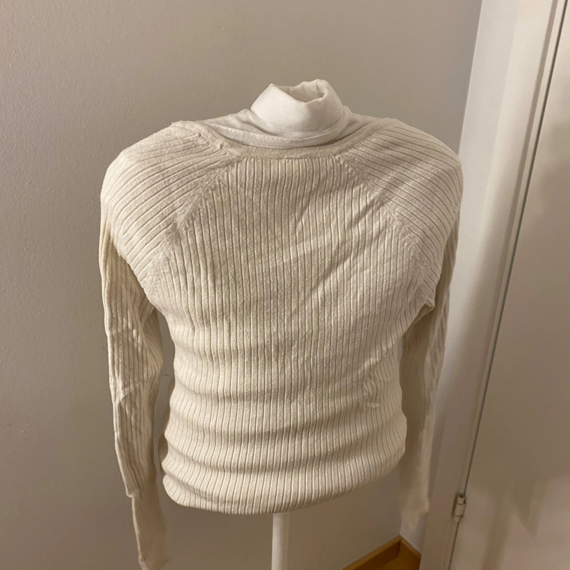 Ribbad vit långärmad topp med bystdetalj - 3