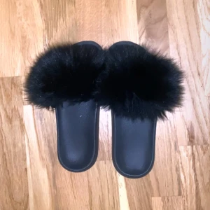 Svarta fluffiga tofflor - Säljer ett par svarta tofflor köpta från garoff💕 storlek 38