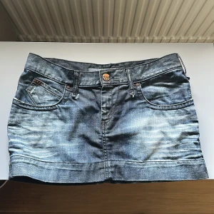 Jeanskjol lågmidjad och kort - Säljer denna jättefina jeanskjol, köpt second hand på Byond Retro. Säljer då den tyvärr är för stor💕 är i storlek Medium/38/36, midjemått ca 39/40cm. skriv vid frågor, kan skicka mer bilder, pris går att diskuteras!