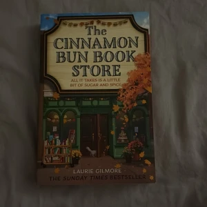 The Cinnamon Bun Book Store - Oläst och i mycket bra skick, andra boken i Dream Harbor serien. På engelska. Prisförslag uppmuntras 