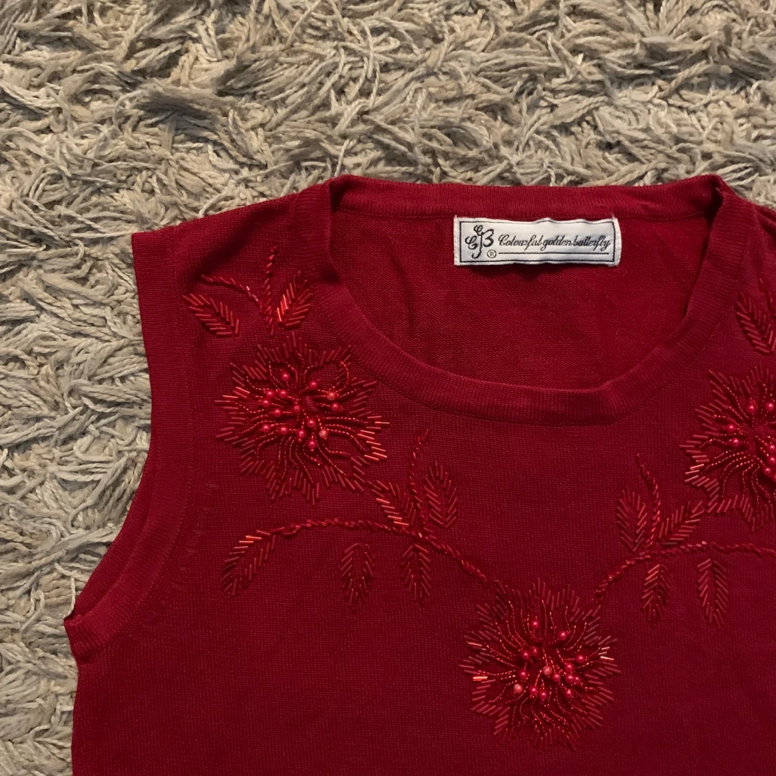 Röd ärmlös topp med broderade blommor - 2