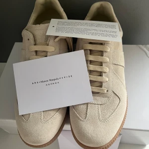 Maison Margiela - Säljer ett par feta gats från maison margiela. Original box tillkommer. Ni kan gärna höra av er om ni har några funderingar. Pris kan diskuteras vid snabb affär.