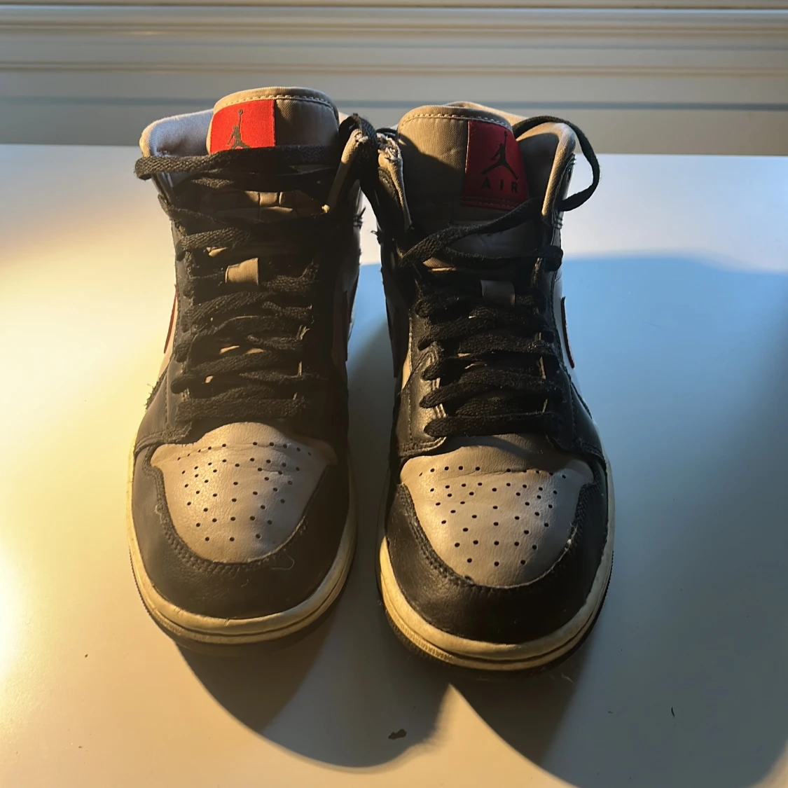 Nike Air Jordans med röd swoosh