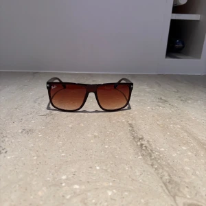 Rayban boyfreinds  - Extremt bra pris så först till kvarn. De är Rayban kopior så ej äkta men de är helt identiska🙌 De är helt nya och skickas samma dag som köpet🤝 Kom pm vid minsta lilla intresse eller fundering🙌👍🤝🥂👌