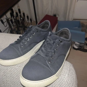 Lanvins navy  - Säljer nu dessa Lanvin skor uk6 vilket är 40 men passar upp mot 41-42  dunder skick och dunder pris men går att diskutera ✨