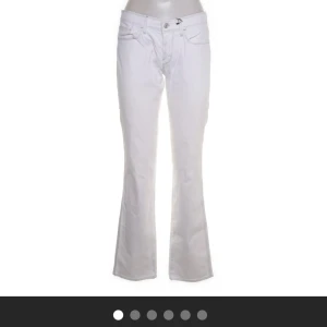 Vita bootcut jeans  - Vita bootcut jeans från 7 for all mankind. Storlek 30 men skulle säga att de är lite mindre i storleken💖