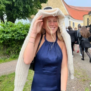 Vit stickad croppad tröja - Säljer en vit, stickad tröja från H&M!