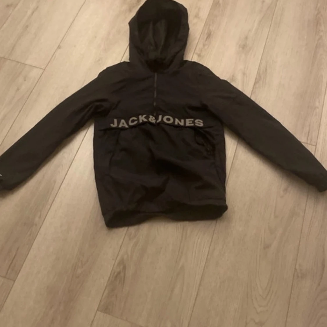 Svart jack&jones jacka.