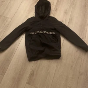 Svart jack&jones jacka. - En Jack&Jones jacka som är i bra skick