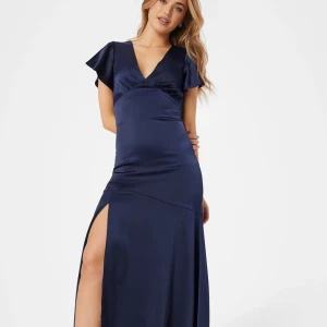 Balklänning - Hej💕Jag säljer nu min balklänning då jag har hittat en annan. Klänningen är från bubbleroom och är i strl 36/S😊Klänningen är i nyskick🥰. Jag är 168 cm men den är lite för lång, dock kan den sys upp om det skulle behövas. Pris är diskuterbart💕