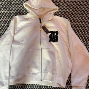 Zip up ny med tag. Storlek medium  - Aldrig använd, från boohoo.