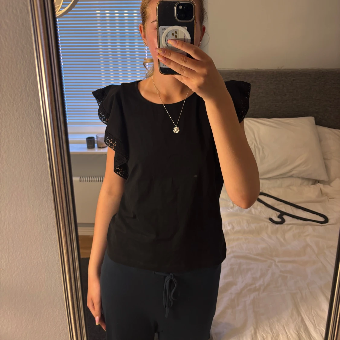 Svart blus med volangärmar från H&M - 1