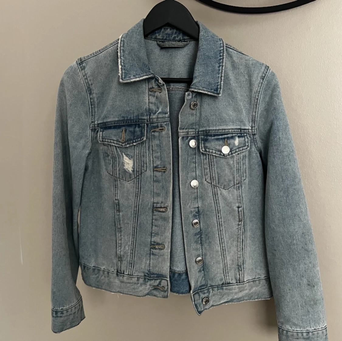 Klassisk ljusblå jeansjacka