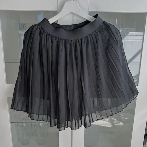 Svart plisserad kjol 🖤 - En jättefin svart plisserad kjol i storlek S från NA-KD som köptes secondhand och har använts 1 gång och därefter bara legat i garderoben och tagit plats. Nypris 290kr! FÖRST TILL KVARN!🖤(BUNDLERABATT VID KÖP AV FLER ARTIKLAR, KIKA MIN PROFIL!)