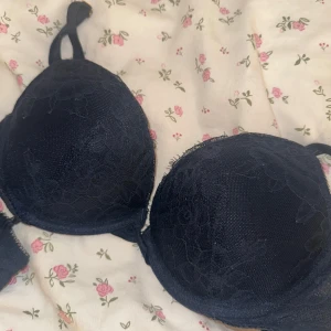 Victoria Secret push up - Jättefin marinblå push up bh från victoria secret som köptes förra året i dubai. Tror modellen heter ”super sexy” och är add 1,5 cup. Jättefin!! Köpt för 900kr. Säljer då den inte passar längre  Stl 32A/70A