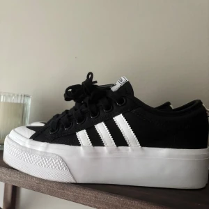 Adidas Nizza original  - Har fått inse att dessa är för små så lägger ut dom å hoppas någon annan kan få glädje av dom   Adidas Nizza platå  strl 37 1/3 men väldigt små i strl så dom är som en 36 och jag är i vanliga fall en 36,5 , har använt dom 2 korta stunder så lite smuts finns på under sulan , så dom är i super fint skick   550;-  