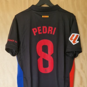 Pedri fotbollströja Barcelona x Tracis Scott 24-25 - Pedri Barcelona repIika fotbollströja Travis Scott edition 24-25. Helt ny med tag. Storlek: Medium