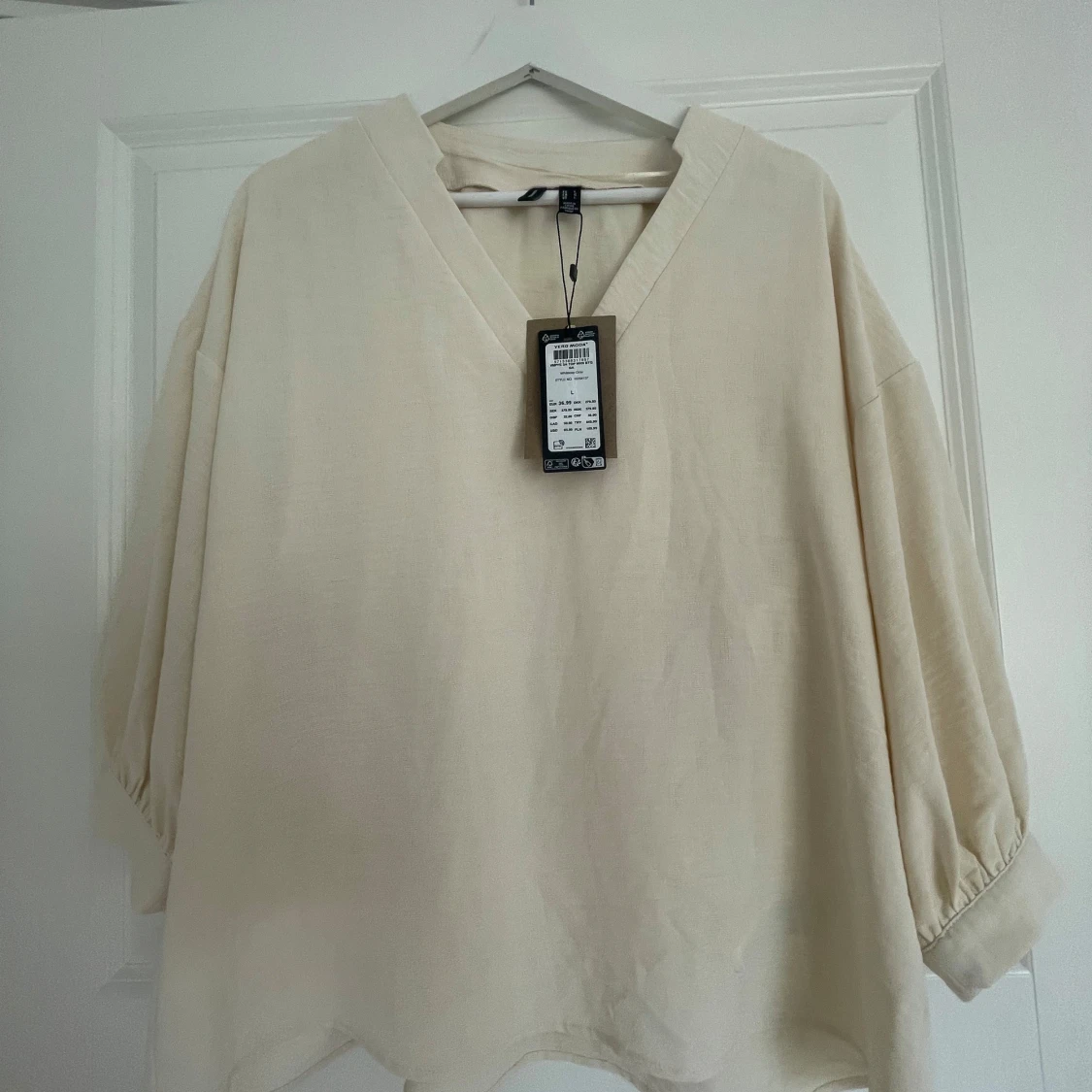 Beige blus med v-ringning från Veramoda