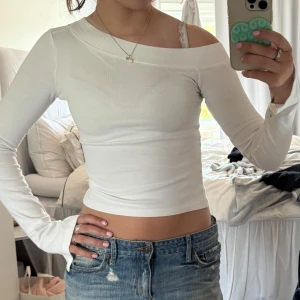 Vit offshoulder långärmad topp - Snygg vit långärmad topp med offshoulder, knappt använd. Storlek xxs men passar mig som har S i vanliga fall💕
