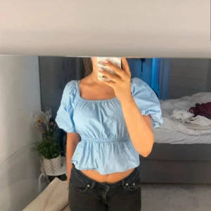Ljusblå blus med puffärm - Supersöt ljusblå blus med puffiga korta ärmar och volang. skriv för fler bilder eller vid frågor💗POSTAR INOM 24H!!