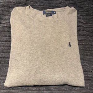 Ralph lauren stickad tröja  - Ralph Lauren stickad tröja i tunt material! Tröjan är i perfekt skick och Passar perfekt till en varm sommardag☀️ pris kan diskuteras vid snabb affär! Fraktas direkt efter att du köpt tröjan!!!