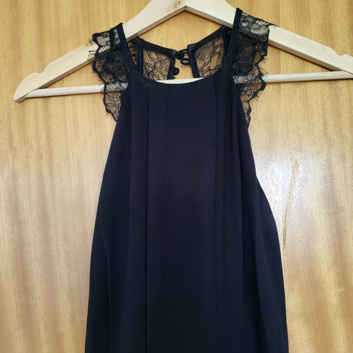 Svart långklänning med spetsdetaljer - 1