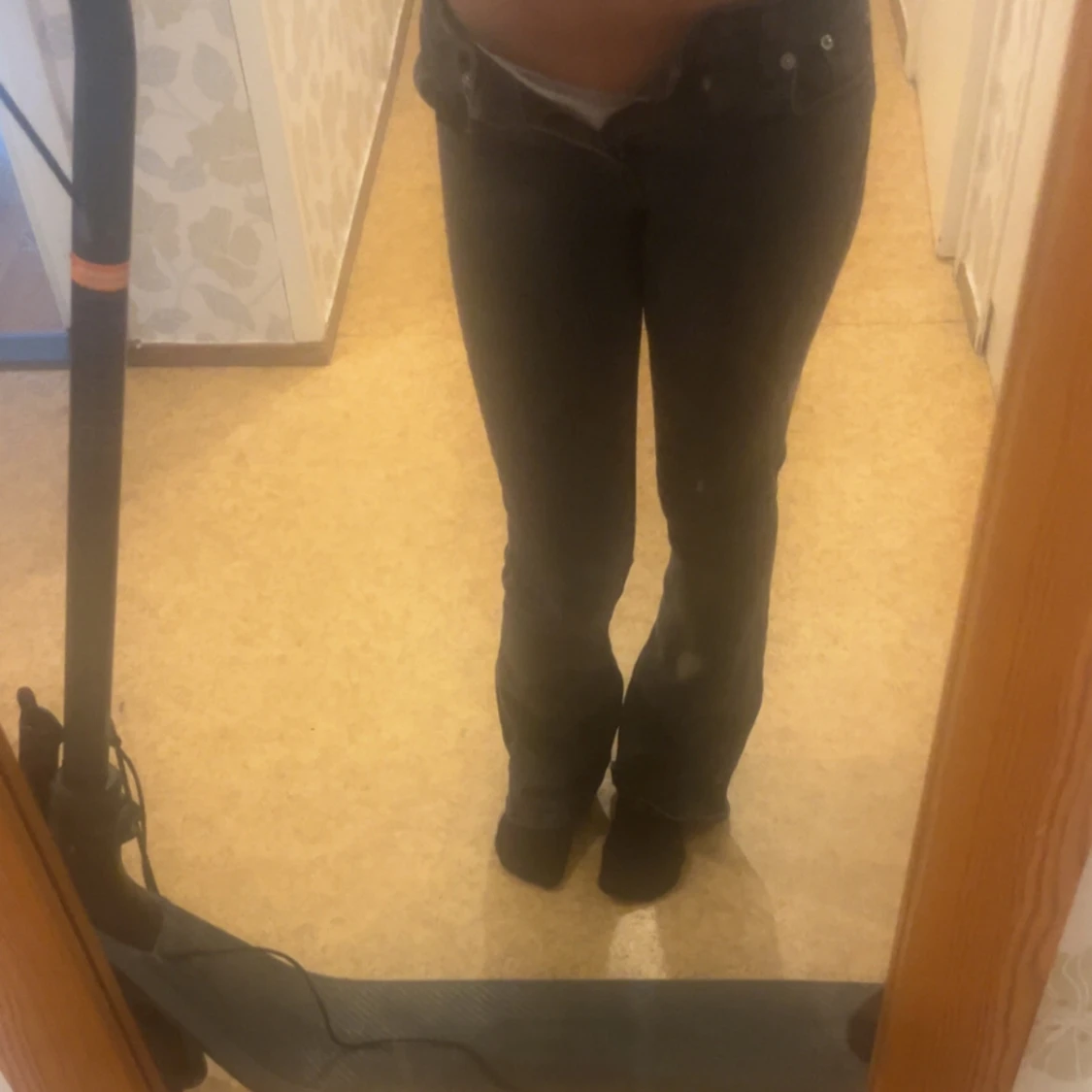 Svarta low waist bootcut jeans