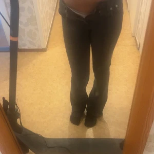 Svarta low waist bootcut jeans - Säljer min low waist bootcut jeans då dom har blivit för små dom var svart först men har blivit lite grå men dom e skit snygga. Storlek xs short lengt, det går att sänka priset och om fler bilder så kontakt bara mig