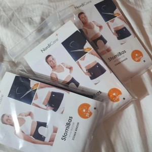 Svart stomibälte NordiCare StomiBas S - Säljer svart stomibälte StomiBas från NordiCare, bredd 20 cm. Bältet är designat för att ge stöd runt magen och har en stilren, enkel look. Perfekt för dig som vill ha ett diskret och bekvämt bälte i elastiskt material.