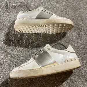 Valentino open - Hej! Säljer nu mina skor från märket Valentino, storlek 38.5 använt skick, givetvis äkta. Tveka inte på att höra av dig om du har frågor eller funderingar kring skorna! 