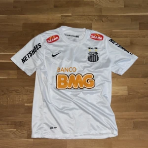 Neymar santos Fc Jersey - Säljer nu min Neymar fotbollströja för att rensa min garderob på saker jag inte använder. Haft ett tag men inte blivit särskilt använd. Det finns inga defekter på den. Skriv vid frågor och funderingar!