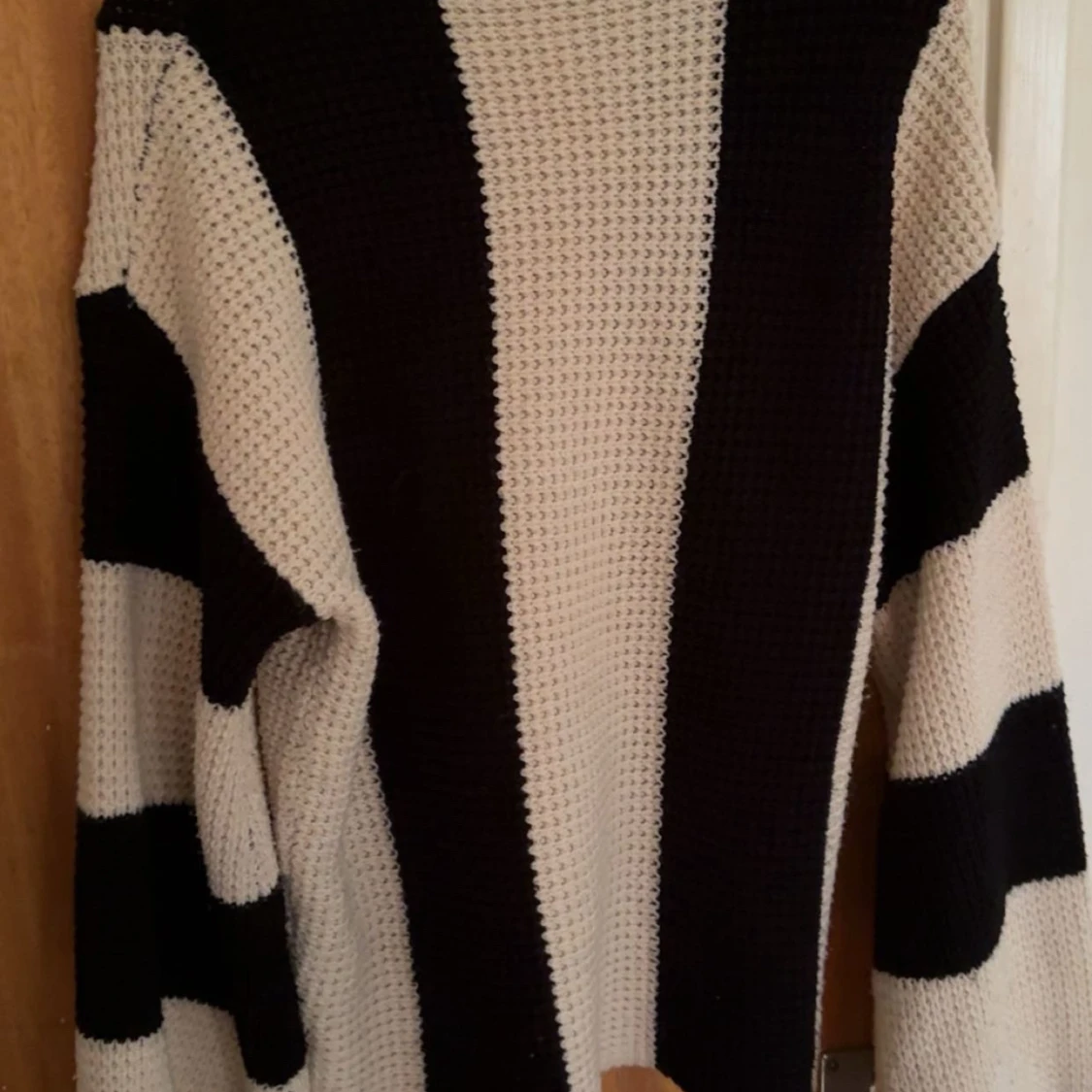 Randig stickad tröja i svart och vitt - 1
